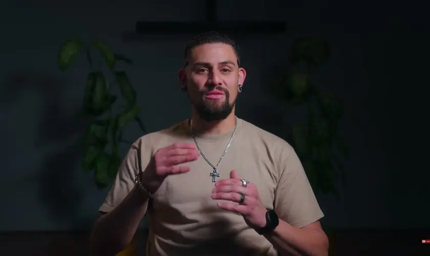 Ex-membro de gangue satanista, Paul Parson testemunha transformação radical após experiência sobrenatural. Foto: Reprodução/YouTube/Delafé Testimonies