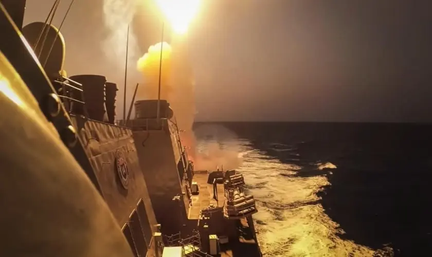 O mar Vermelho testemunhou um aumento significativo nos ataques perpetrados pelos Houthis, um grupo terrorista com base no Iêmen. Foto: Captura de tela do YouTube Hoje no Mundo Militar