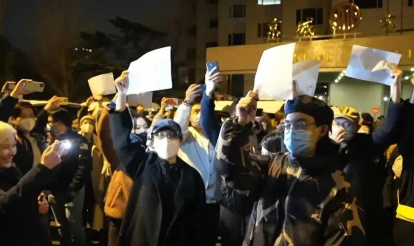 Críticos alegam violações dos direitos humanos e da liberdade religiosa no ''Livro Branco'' publicado pela China. Captura de tela: YouTube/CBC News/ The National
