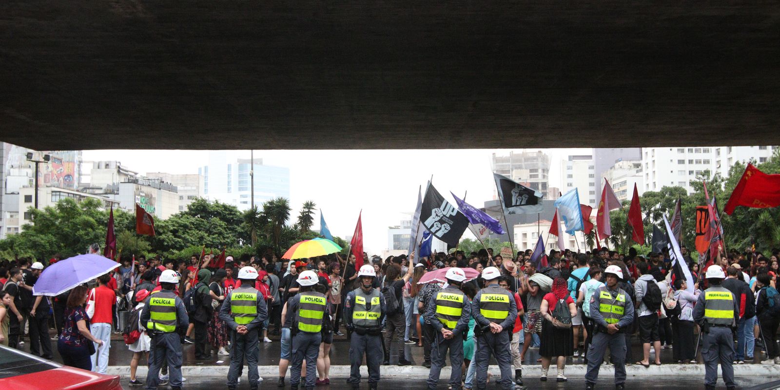 Estudantes se manifestam contra o aumento da tarifa do transporte ferroviário