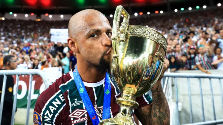 O jogador Felipe Melo, atualmente no Fluminense, não se destaca apenas nos campos de futebol, mas também como missionário. Foto: 90min.