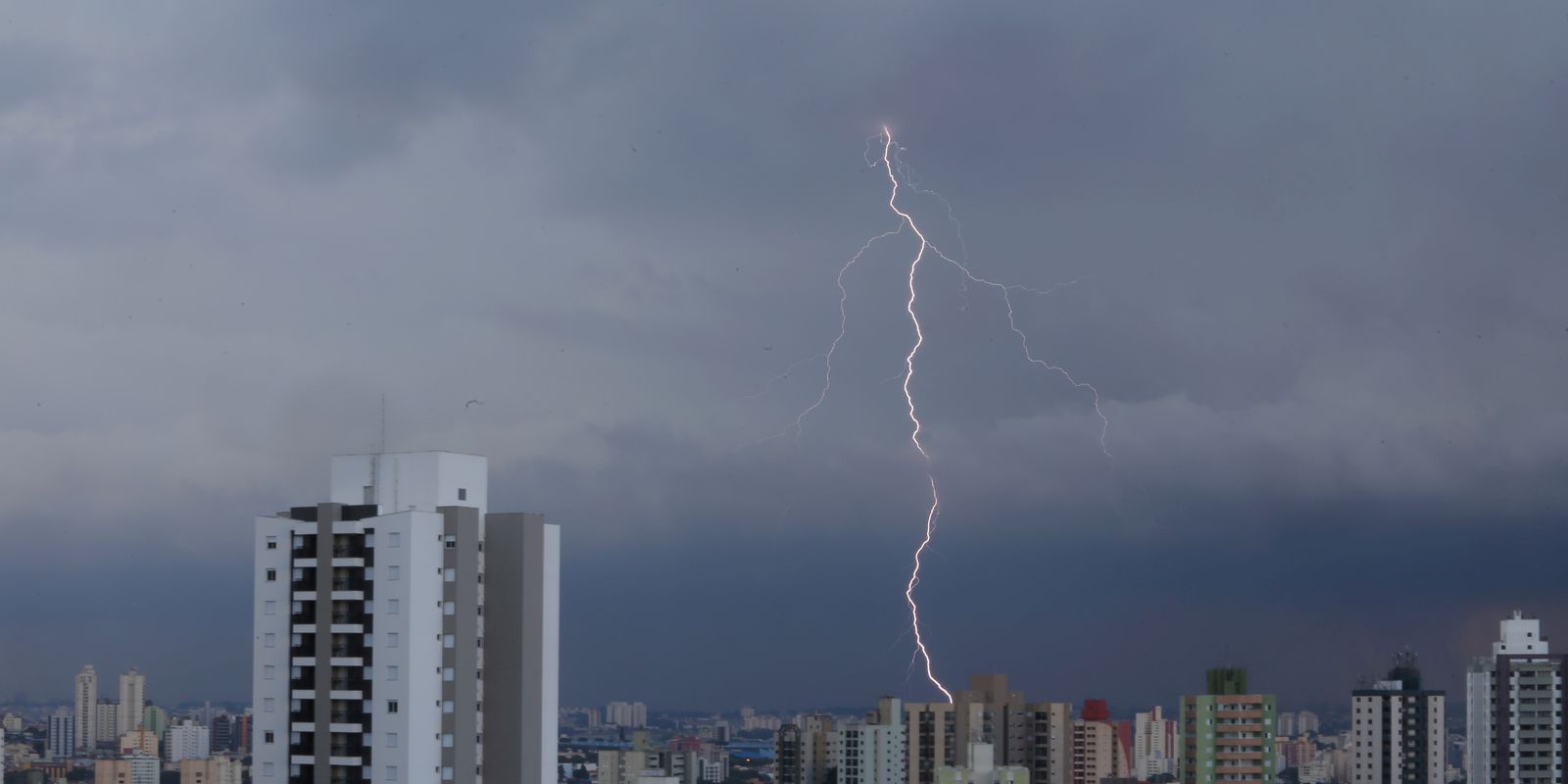 Idoso de 60 anos é vitimado por raio em Praia Grande, litoral paulista