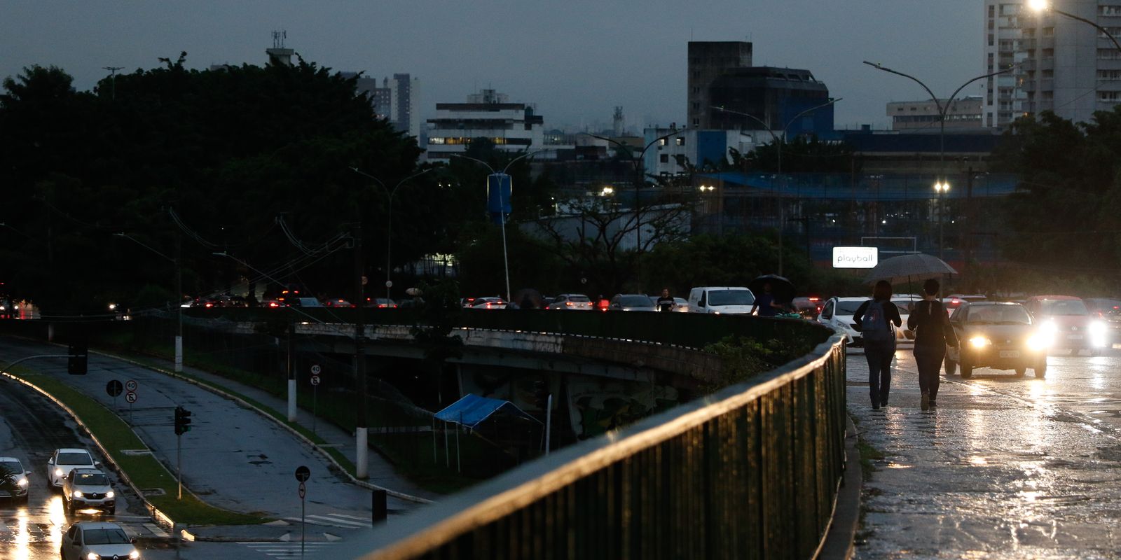 Tragédia em São Paulo: Pessoa morre ao ser atingida por fio energizado durante chuva