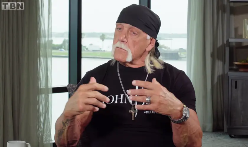 O ex-lutador Hulk Hogan, conhecido por suas conquistas no wrestling, recentemente compartilhou seu testemunho de fé após se batizar. Foto: Reprodução/Facebook/TBN