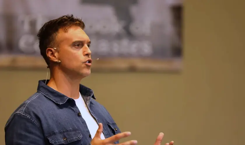 Ex-ator pornô, agora pastor, está compartilhando sua extraordinária jornada de transformação do mundo da pornografia para o púlpito. Foto: Reprodução/YouTube/Joshua Broome