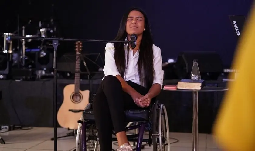 Jovem paraplégica compartilhou seu testemunho de cura emocional onde encontra Jesus em meio a uma tragédia familiar que abalou sua vida. Foto: Instagram/Yanne Sibéria
