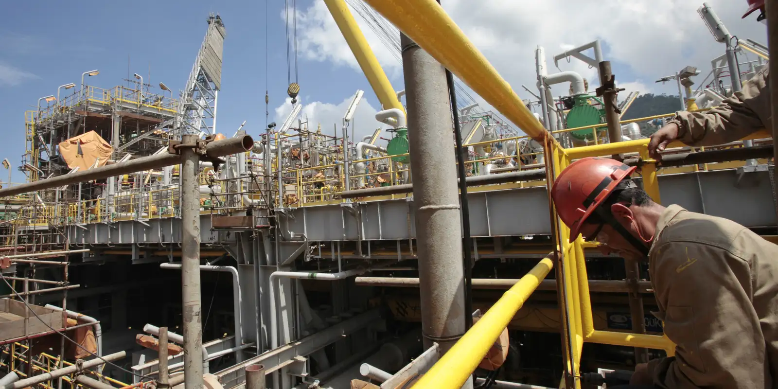Produção global de petróleo e gás supera números de janeiro de 2023