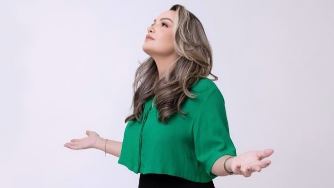 Marcelly Spitti, com 20 anos de carreira independente, compartilha um testemunho impactante de cura em sua vida. Foto: Marcelly Spitti.