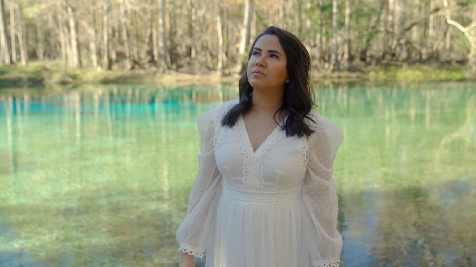 A cantora Tarlem lança o single "Santo", destacando-se em um EP de 6 faixas, proporcionando aos ouvintes um momento de adoração genuína. Foto: Divulgação.