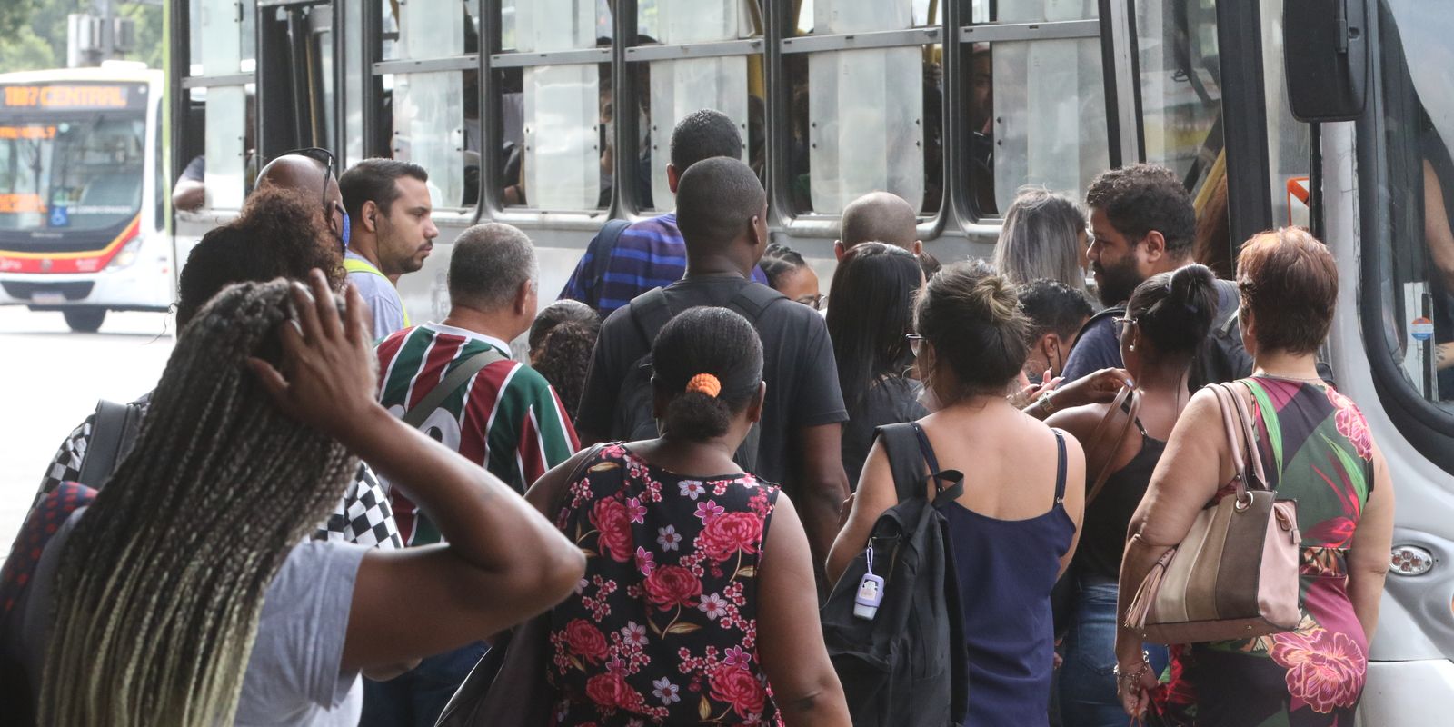 Taxa de desemprego de mulheres e negros permanece acima da média nacional até 2023