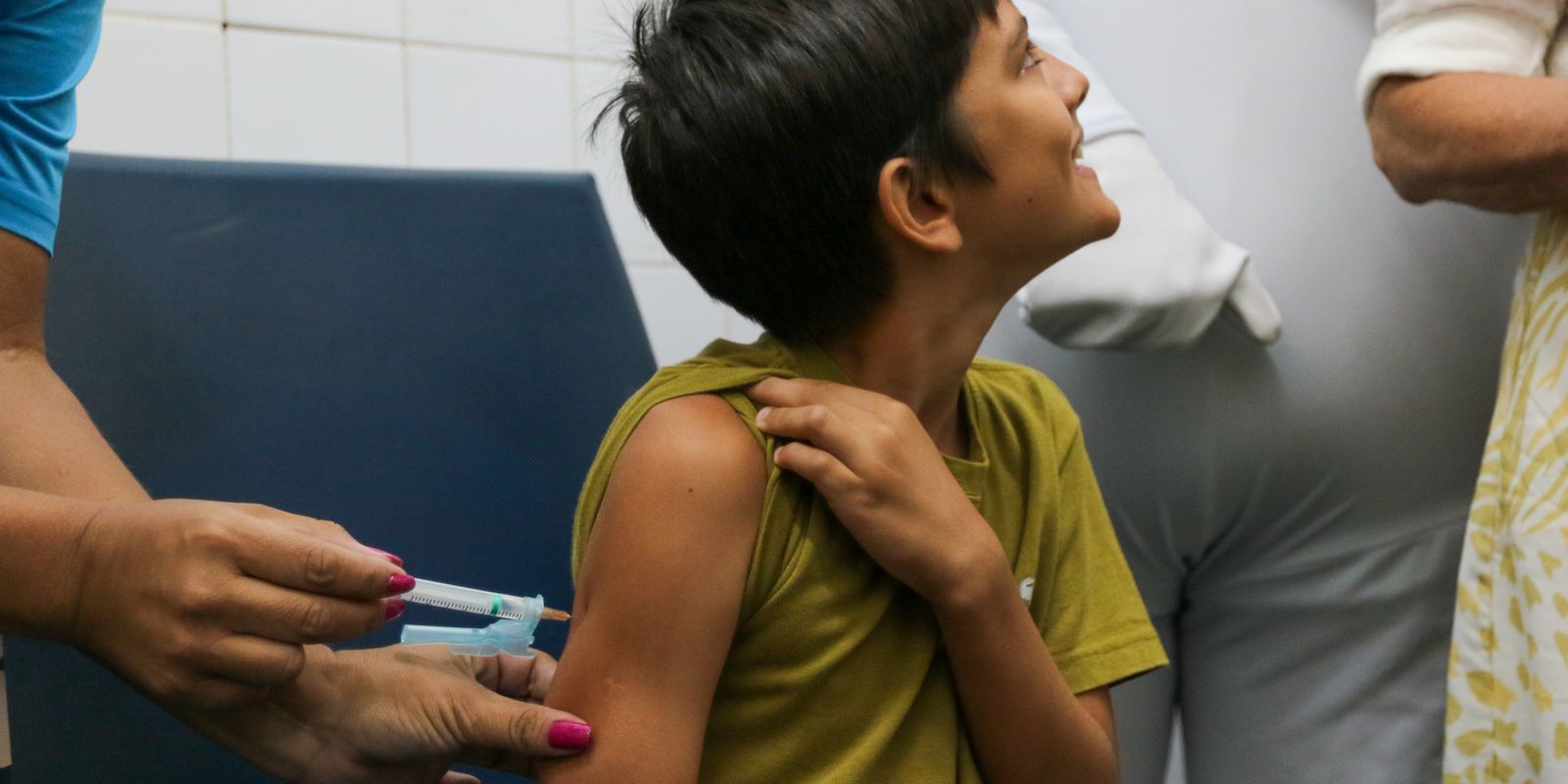 Vacinação de crianças de 10 anos contra a dengue é iniciada no Rio de Janeiro