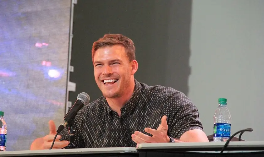 O ator Alan Ritchson, conhecido por seu papel em ''Jogos Vorazes'', compartilha sua jornada de superação da depressão por meio da fé em Deus. Foto: Reprodução/Wikimedia Commons/Daniel Benavides