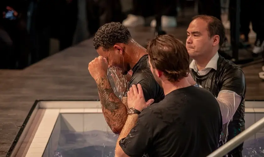 Mais de 160 indivíduos, majoritariamente jovens, professaram publicamente sua fé em Cristo em cultos em igrejas na Holanda. Foto: Facebook/Levende Steen Ministries