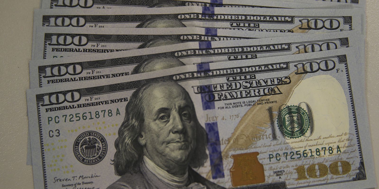 Banco Central americano anuncia decisão e dólar recua para R$ 4,97