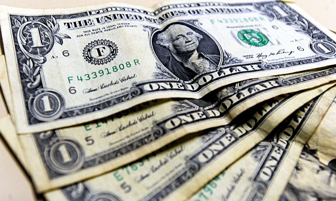 Dólar: moeda está cotada a R$ 4,98