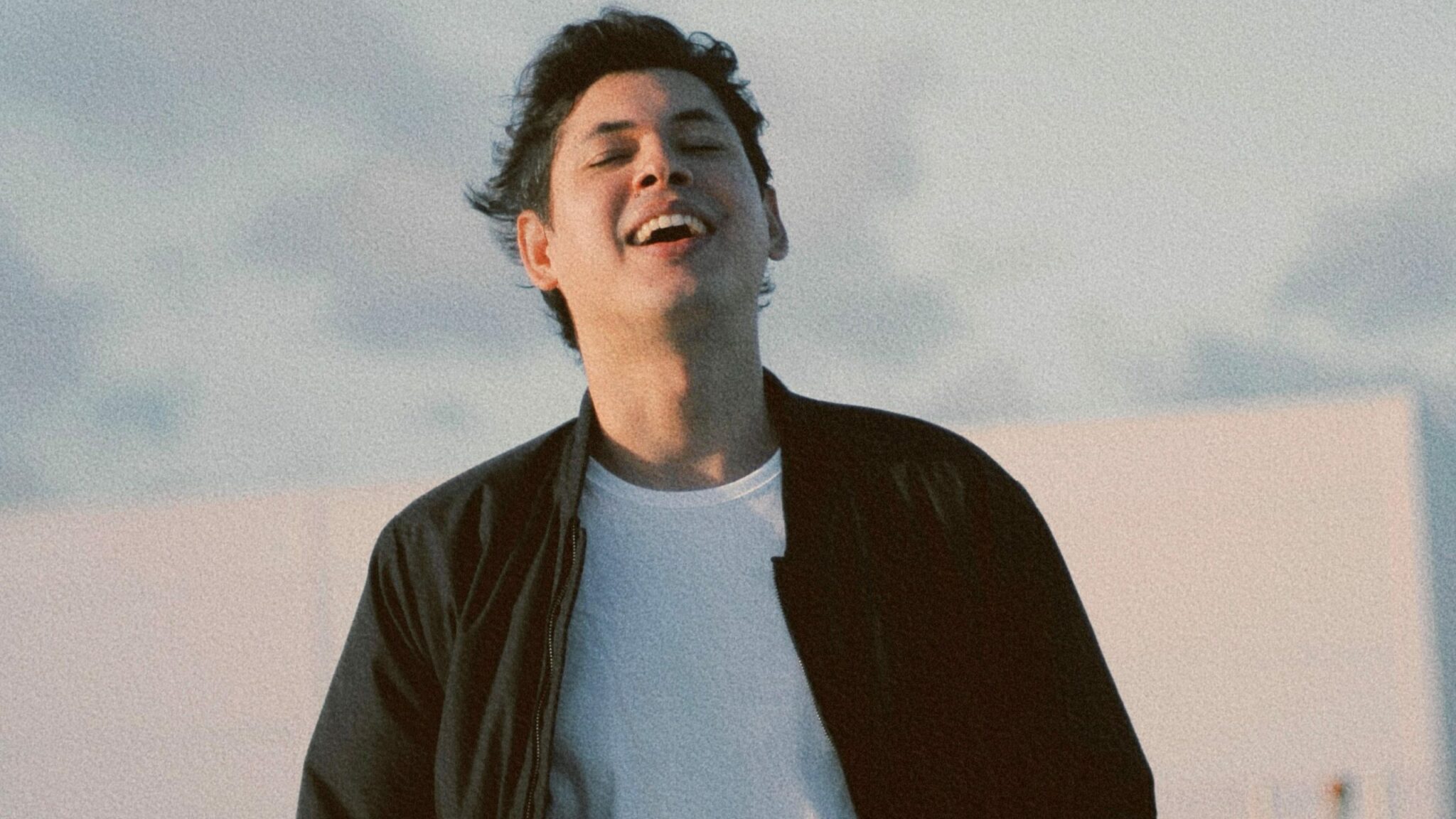 Trazendo uma reflexão sobre o sacrifício de Jesus no calvário, Nathan Asafe lançou recentemente, o clipe de seu novo single “Te Seguirei”. Foto: Divulgação.