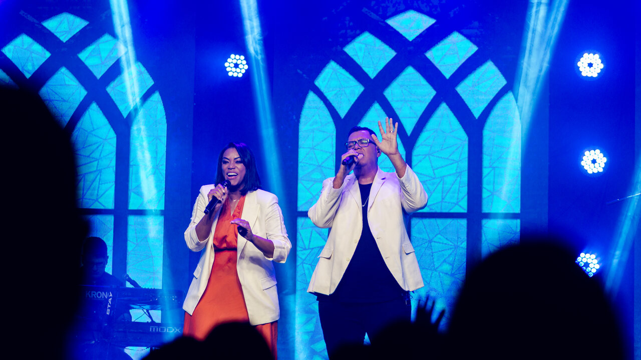 Elaine Martins emocionou seus fãs ao lançar ''Há Um Deus no Céu'', em colaboração com o renomado cantor Anderson Freire. Foto: Divulgação.