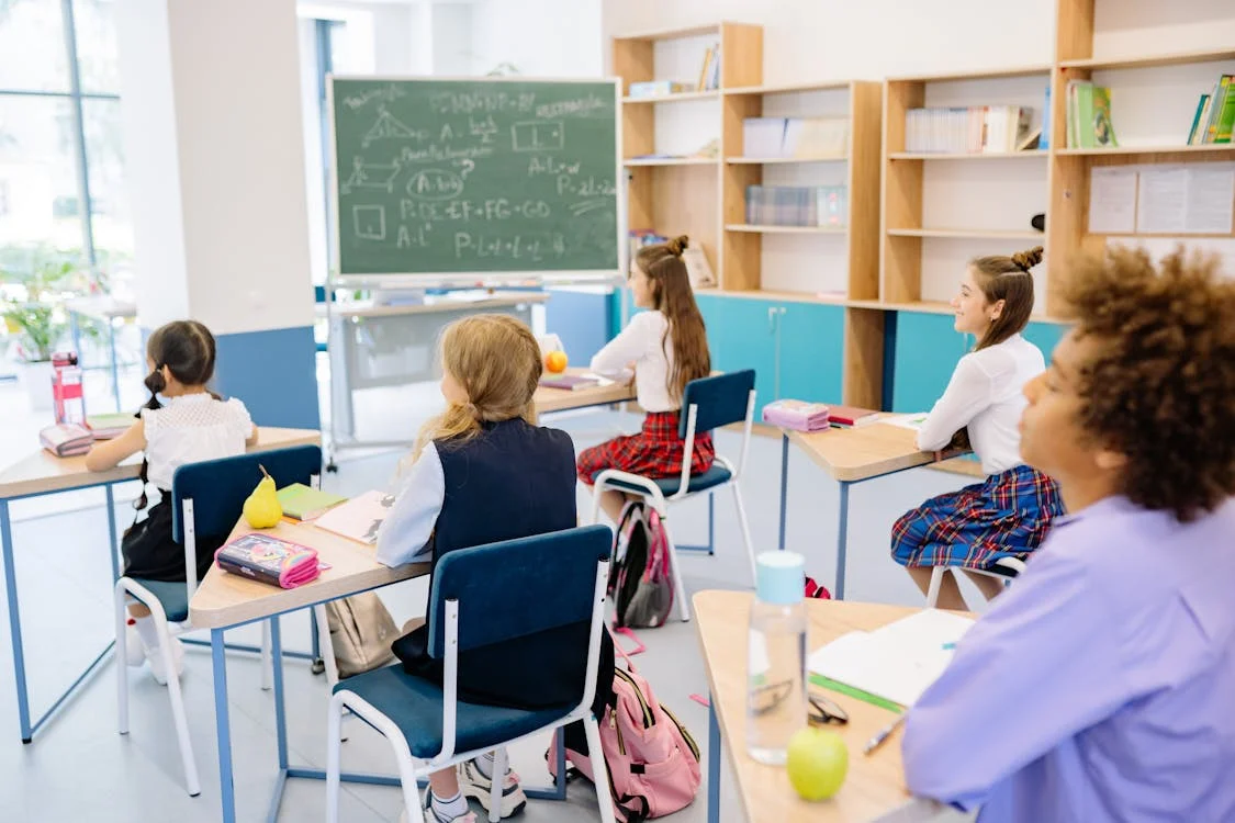 Seis alunos do 9º ano de uma escola em São Paulo foram suspensos após perpetrarem atos antissemitas contra um colega judeu de 15 anos. Foto: Representativa/Pexels.