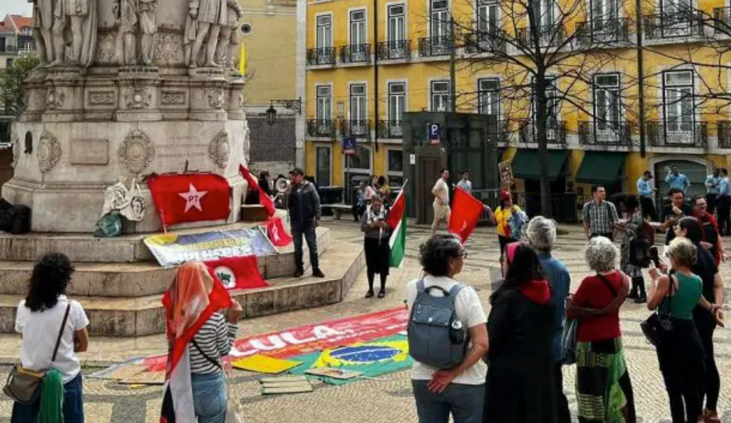Ato petista em Lisboa reúne apenas 26 manifestantes, evidenciando uma desmobilização histórica quando comparado com o de Bolsonaro. Foto: Divulgação/PT.