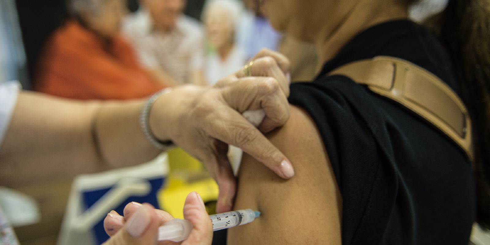 Vacinação contra gripe em grupos prioritários é iniciada no Rio de Janeiro.