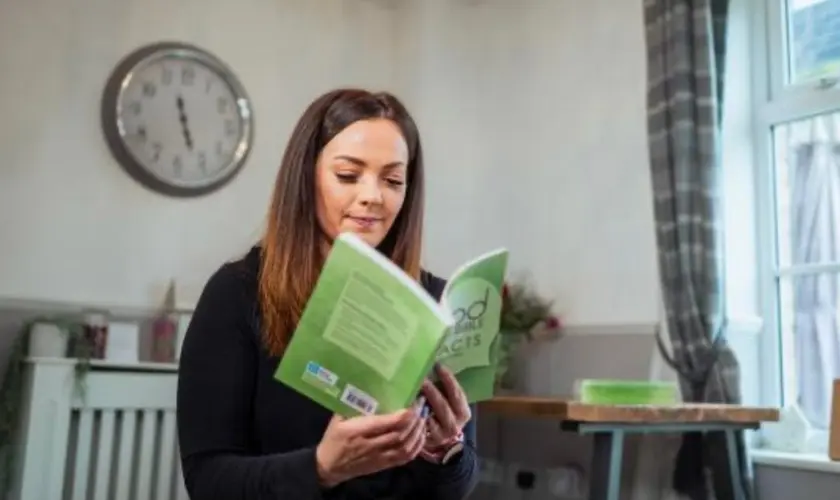 A Sociedade Bíblica lança a Bíblia para pessoas com dislexia, promovendo a inclusão social e democratizando a leitura bíblica. Foto: Reprodução/Bible Society