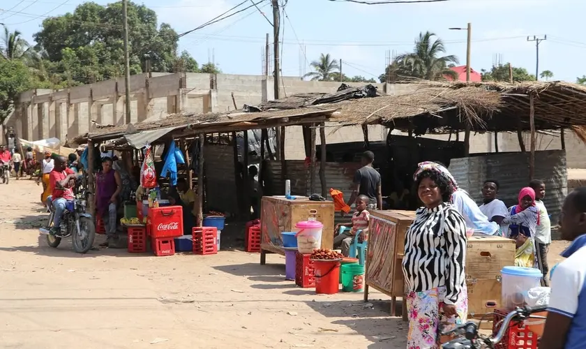 Violência extremista mostra a perseguição em Moçambique, onde ataques têm causado mortes, deslocamento em massa e fechamento de escolas. Foto: Portas Abertas.
