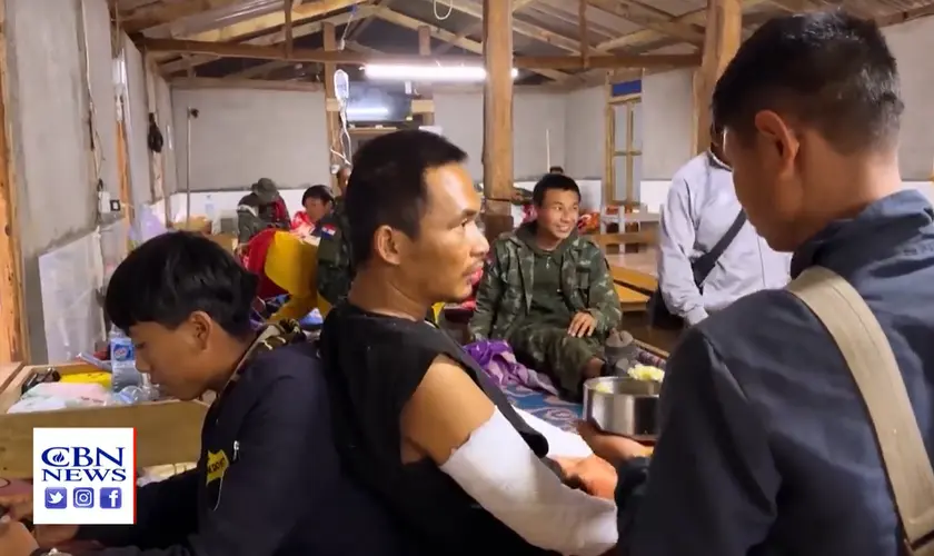 Em meio aos bombardeios em Myanmar, voluntários operam um hospital secreto na selva, fornecendo ajuda as vítimas em meio à guerra civil. Foto: Reprodução/CBN News