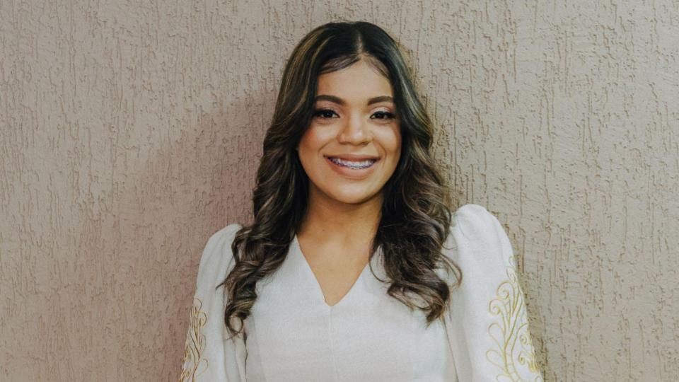 Larissa Santos deu um passo significativo em sua carreira ao lançar seu primeiro single inédito intitulado "Existe um Deus". Foto: Divulgação.