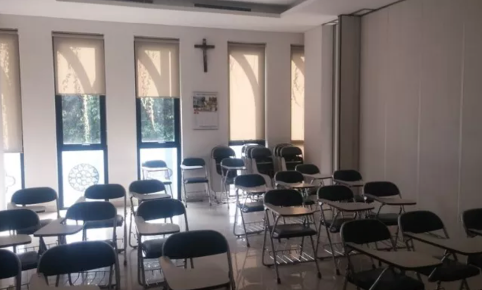 Pastor justifica cancelamento de semana do autismo em escola cristã por considerar o evento como idolatria e demonismo. Foto: Rantemario/Wikimedia Commons