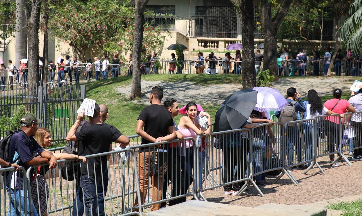 Filas para cancelar contribuição sindical se repetem pelo país