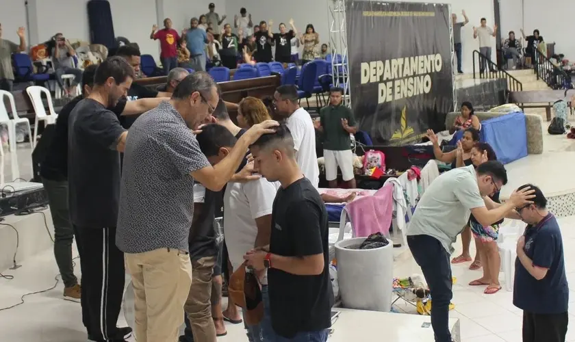 Vítimas de enchentes encontram conforto na fé: após pregação, 11 desabrigados se convertem ao cristianismo e cristão renovam sua fé. Foto: Instagram/Juventude Um