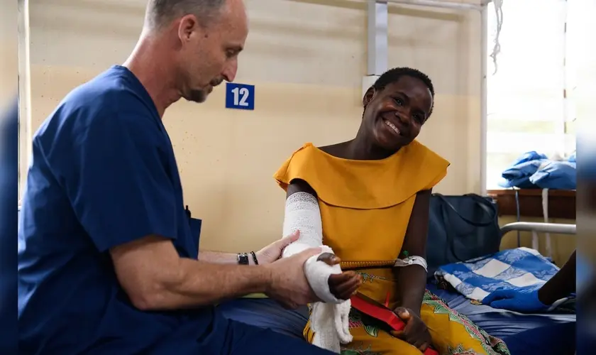 Através do trabalho dos médicos voluntários, o chefe de uma aldeia em Malawi e uma mulher experimentaram o amor de Deus. Foto: Reprodução/Samaritan’s Purse