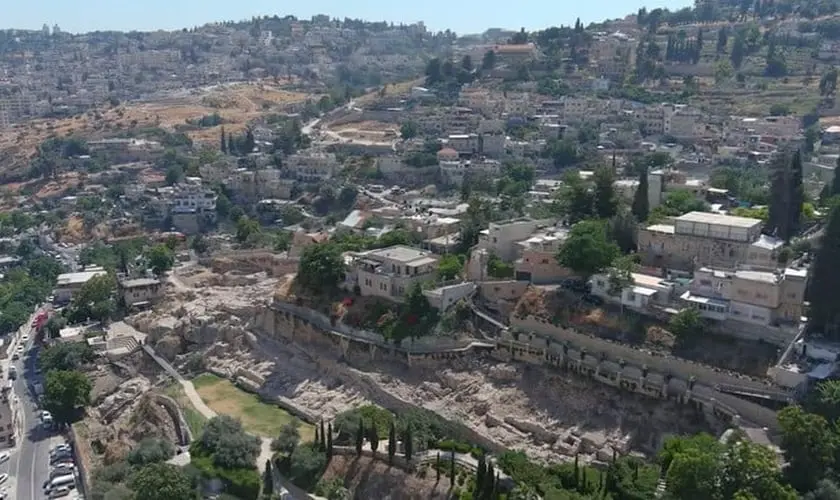 Uma recente descoberta científica revelou que um trecho de muralha na antiga Jerusalém foi construído pelo Rei Uzias, bisavô de Ezequias. Captura de tela/YouTube/City of David