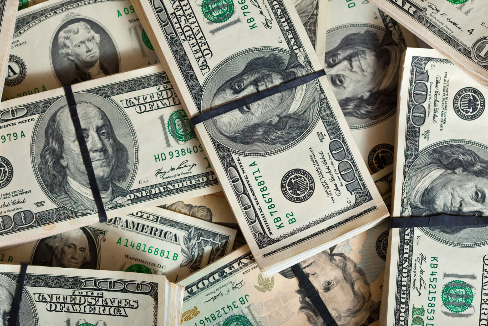 Dólar inicia a segunda-feira (27) cotado a R$ 5,16, depois de alta de 0,27%