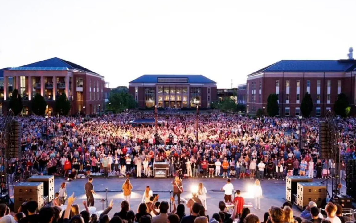 Uma universidade se destaca ao realizar um evento de adoração de encerramento de semestre, em meio a conflitos em universidades. Foto: Divulgação/Liberty University