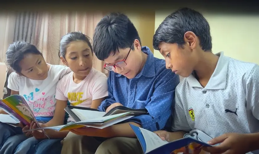 Jhosep Carrión, com apenas 10 anos, realiza estudo bíblico toda semana em sua casa, recebendo crianças da vizinhança com sua mãe, Teresa. Foto: Reprodução/Notícias Adventistas/Comunicações MPCS
