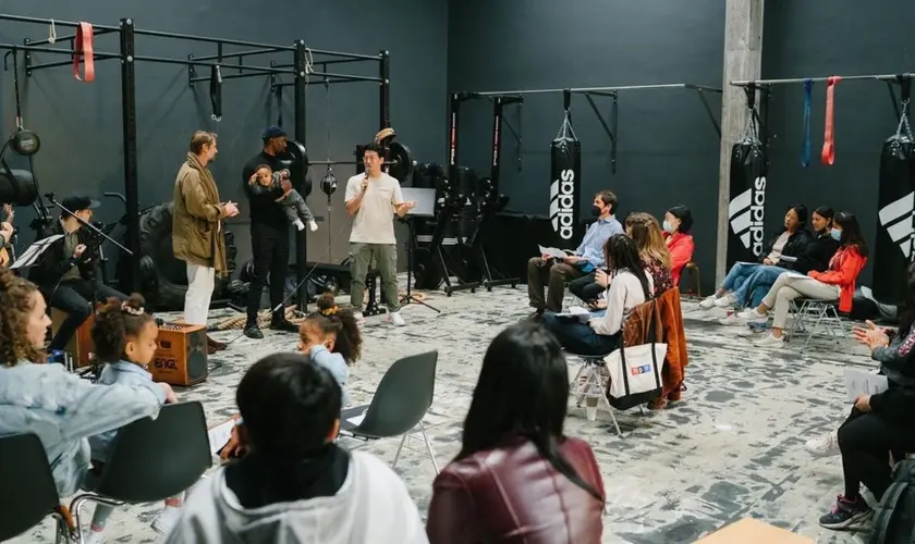 Ex-jogador da NFL Asa Watson e sua esposa Vanessa compartilham o Evangelho em uma academia de boxe na Alemanha. Foto: Reprodução/Instagram/Asa Watson