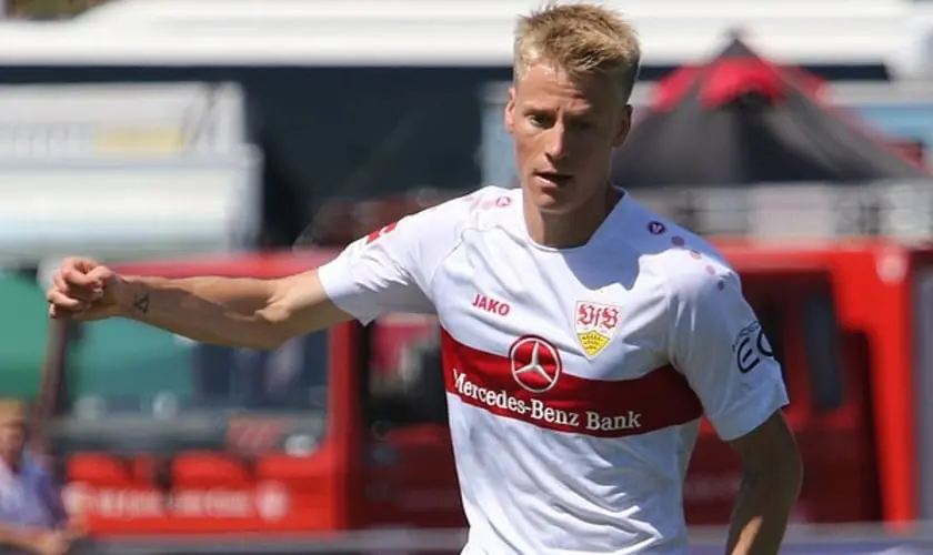 Descubra como a fé cristã influencia a vida de Chris Führich, jogador da seleção alemã, durante a Euro 2024. Foto: Reprodução/Wikimedia Commons/Jeollo von VfB-exklusiv.de