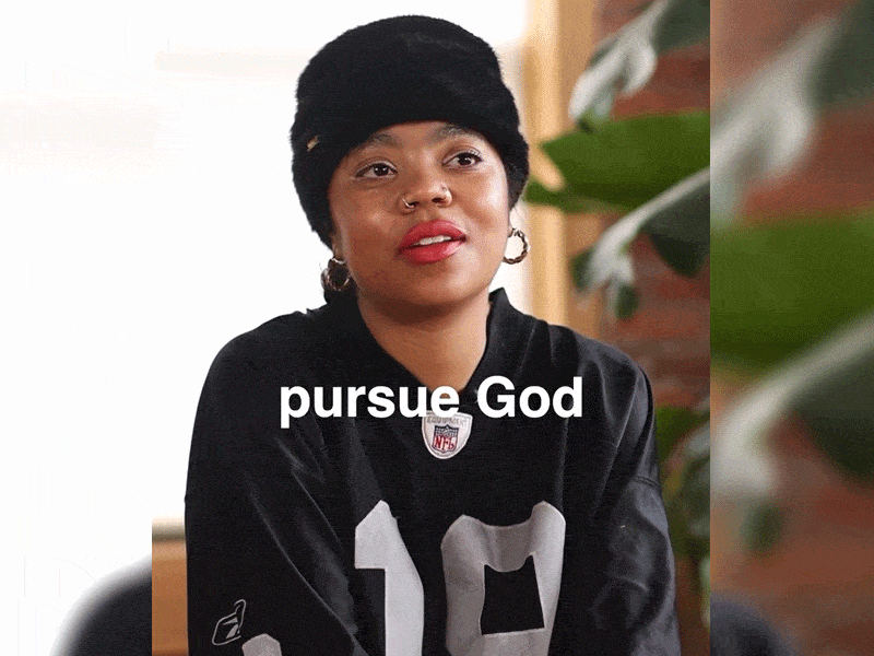 Mulher supera infância com violência doméstica e encontra lar espiritual, compartilhando sua inspiradora jornada de fé e restauração. Foto: Reprodução/Instagram/@martus.nyc.