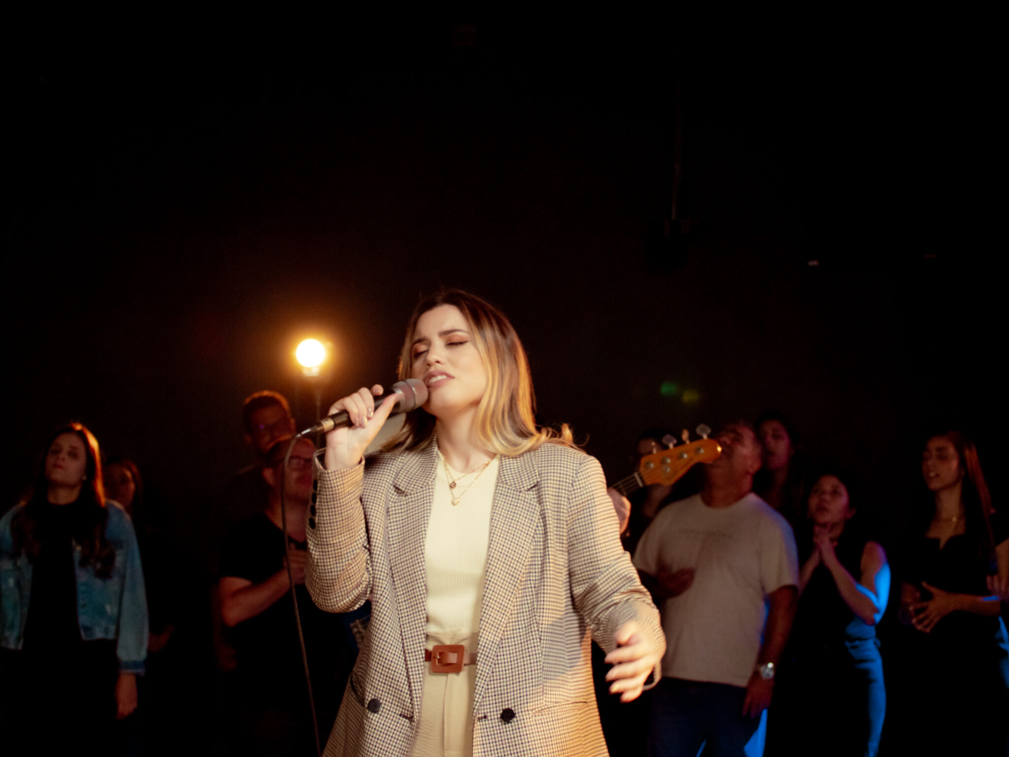 Caroline Lunaro, anuncia o lançamento de seu novo single “Louvado Seja o Cordeiro”, a primeira faixa de seu EP ao vivo. Foto: Divulgação.