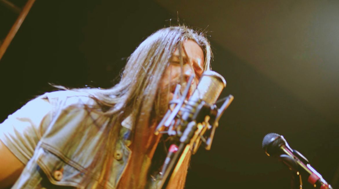 Geisson Augusto retorna ao rock and roll em ''John'' para levar a mensagem de Deus, após explorar folk, indie e country. Foto: Divulgação.