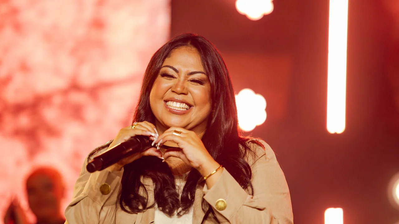 Gisele Nascimento lança “Carinha de Anjo” ao vivo, celebrando 20 anos de carreira com uma canção romântica perfeita para o Dia dos Namorados. Foto: Divulgação.