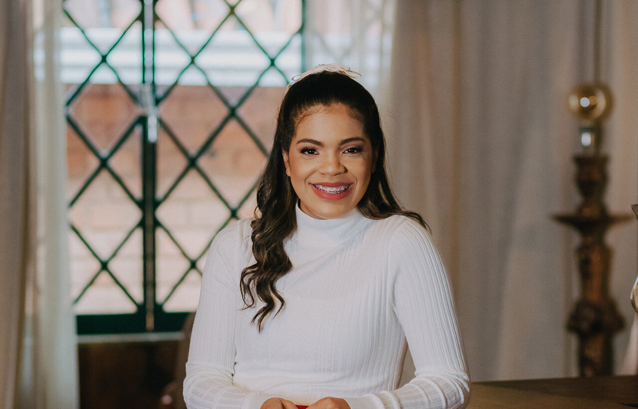 Larissa Santos lança o single "Vai Se Cumprir", trazendo uma mensagem de fé e esperança com produção de Tadeu Chuff. Foto: Divulgação.