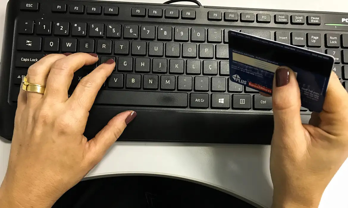 “Taxação das blusinhas” foi sancionada: Entenda o que muda e quem sai perdendo