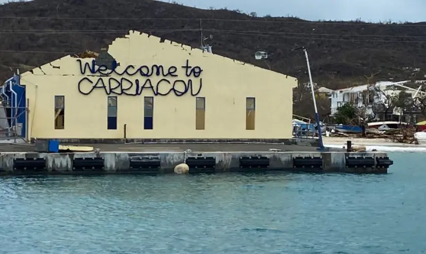 O furacão Beryl, após devastar várias regiões do Caribe, atingiu com força a ilha de Carriacou, deixando um rastro de destruição. Foto: Chrispin Hosten