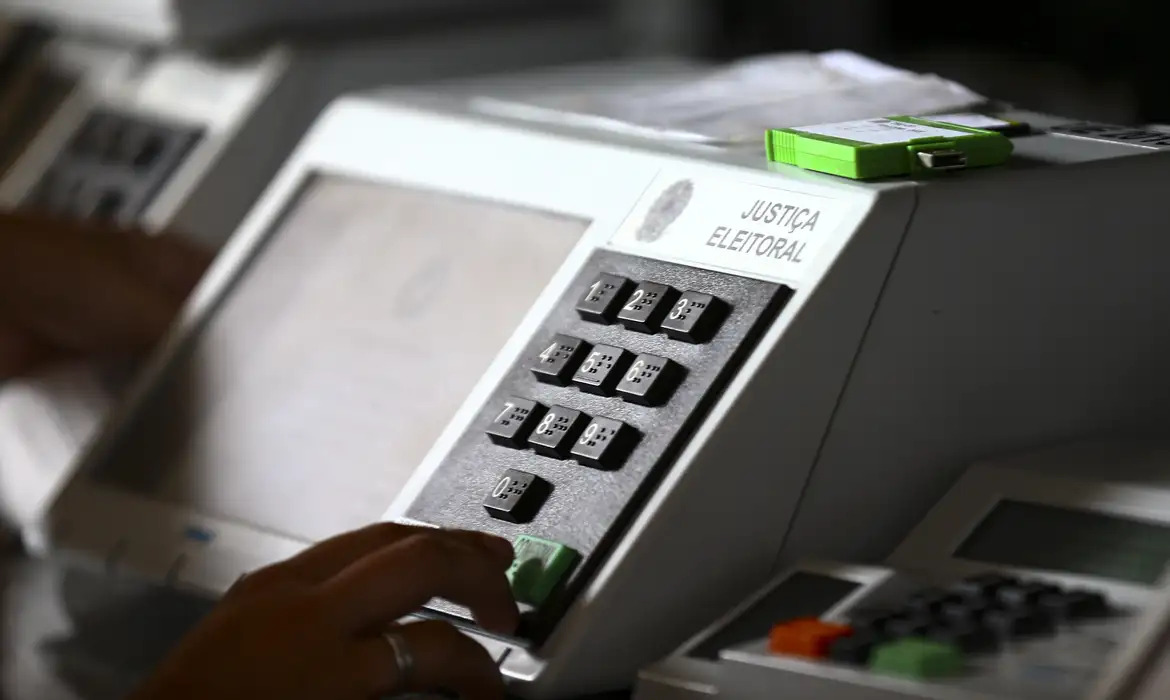 Candidatos que usarem cargos indevidamente para se reeleger podem sofrer multa e até cassação