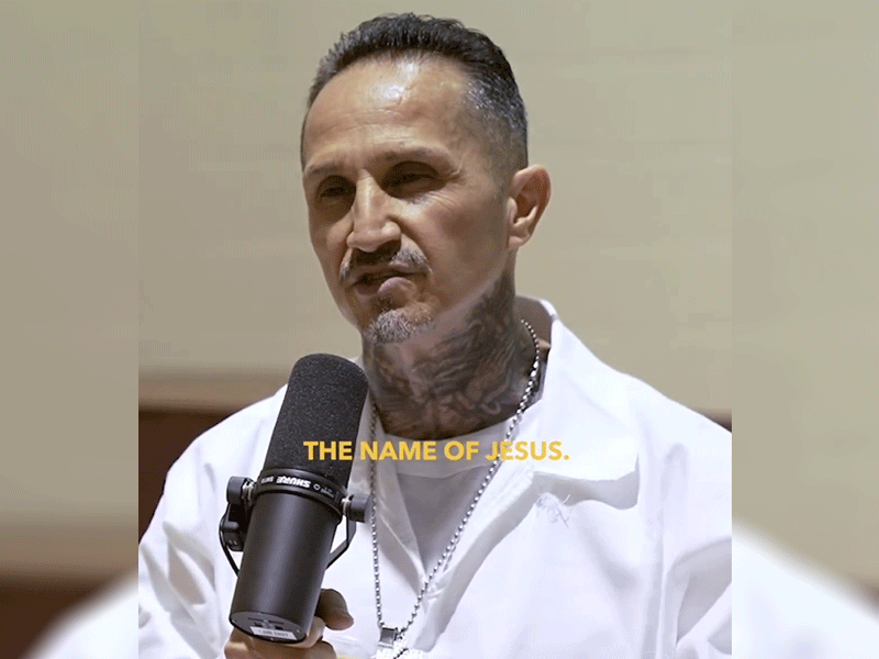 Encontro com Jesus: Testemunho de um condenado à morte que encontrou redenção e paz ao transformar sua cela em um templo de adoração e fé. Foto: Reprodução/Instagram/@godbehindbars.