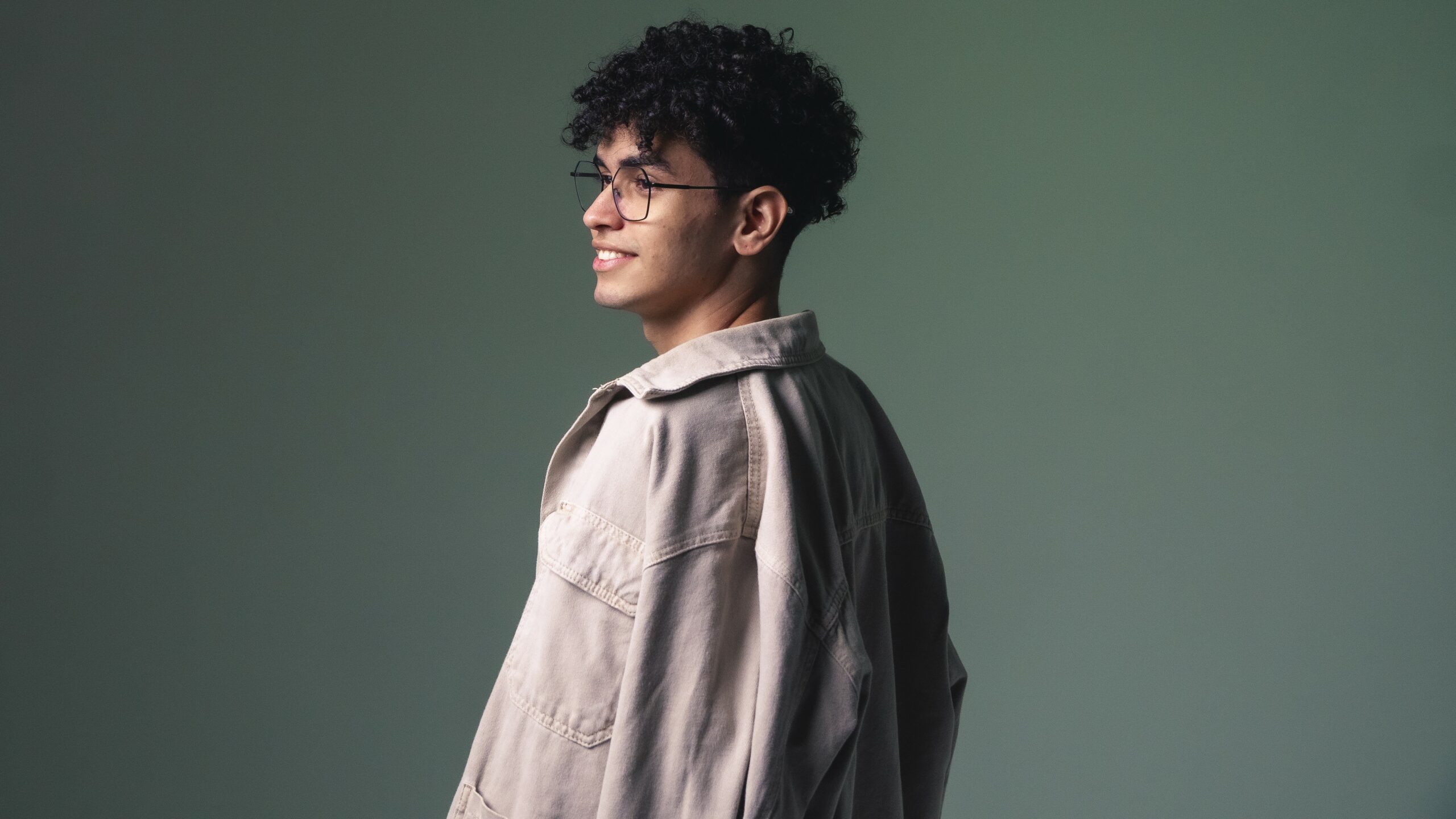 Dez anos depois de sua primeira apresentação, Mateus Carneiro faz sua estreia oficial no cenário gospel com a canção autoral “Jantar”. Foto: Divulgação.