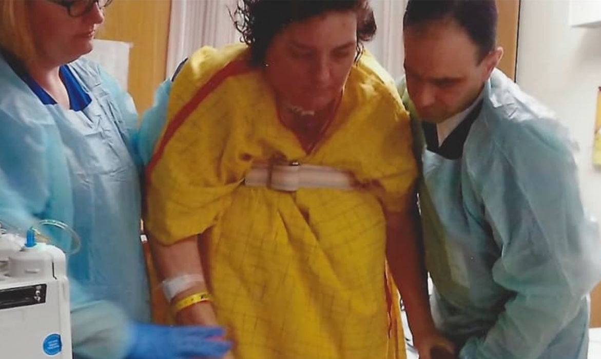 Mulher sobrevive a rompimento de aneurisma no pescoço, após seu marido ouvir uma mensagem de Deus garantindo que ela sobreviveria. Foto: Reprodução/YouTube
