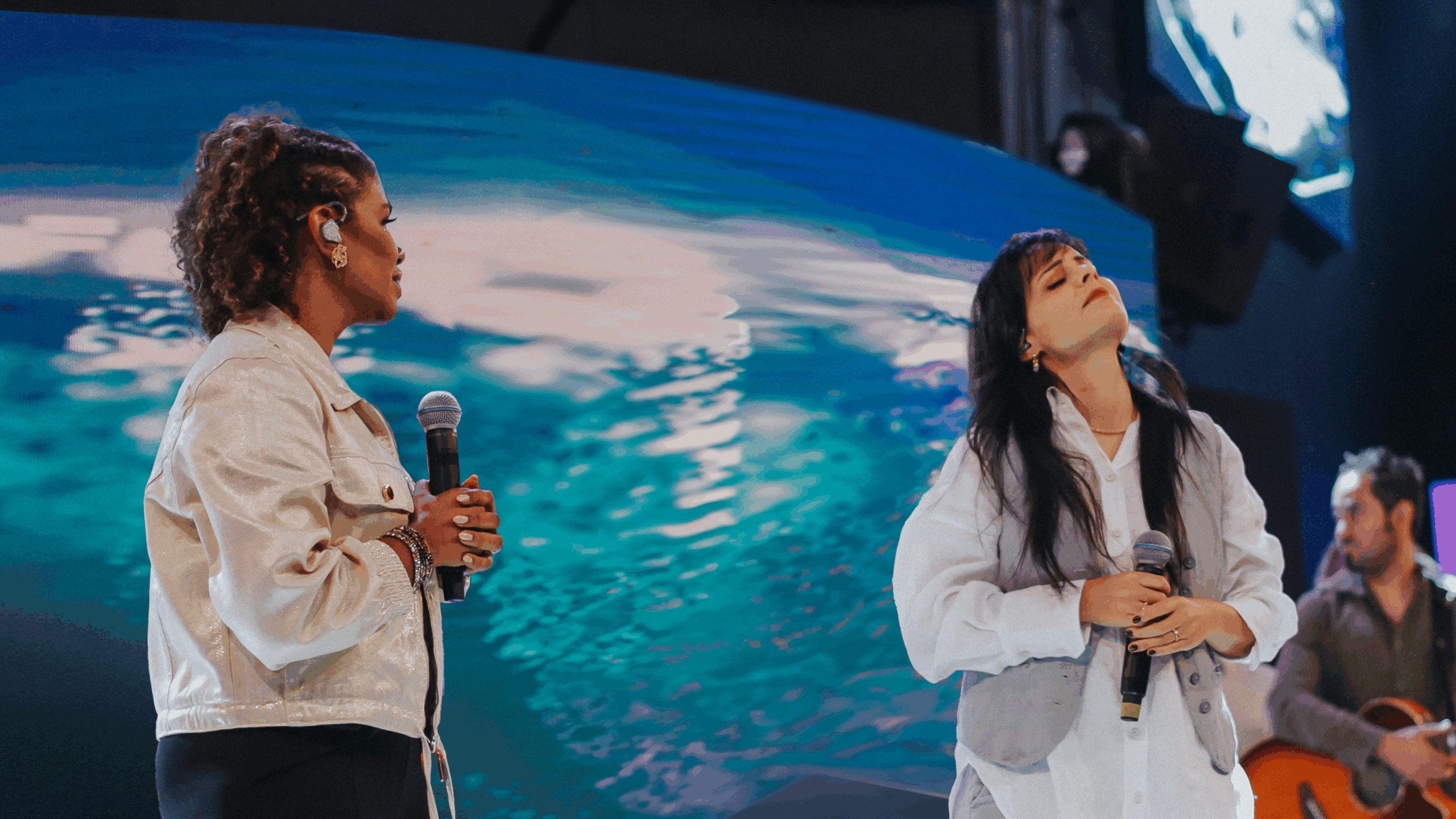 Escrito pela própria Nívea Soares, o single “Não Temerei Jamais” traz um dueto inédito com a cantora Marcela Taís. Foto: Divulgação.